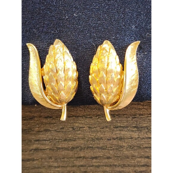 Vintage Signed Crown Trifari Brushed Gold tone Wheat Clip On Earrings Pinecone - Picture 1 of 11